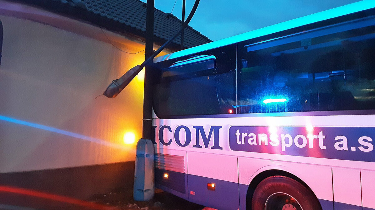V obci Panenská Rozsíčka naboural autobus do lampy. Foto. HZS