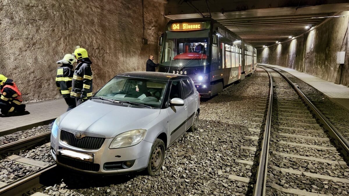 Řidička vjela na Barrandově do tunelu na tramvajové koleje. Foto: HZS