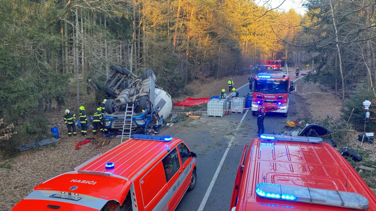 Tragická nehoda cisterny na Rakovnicku. Foto: HZS