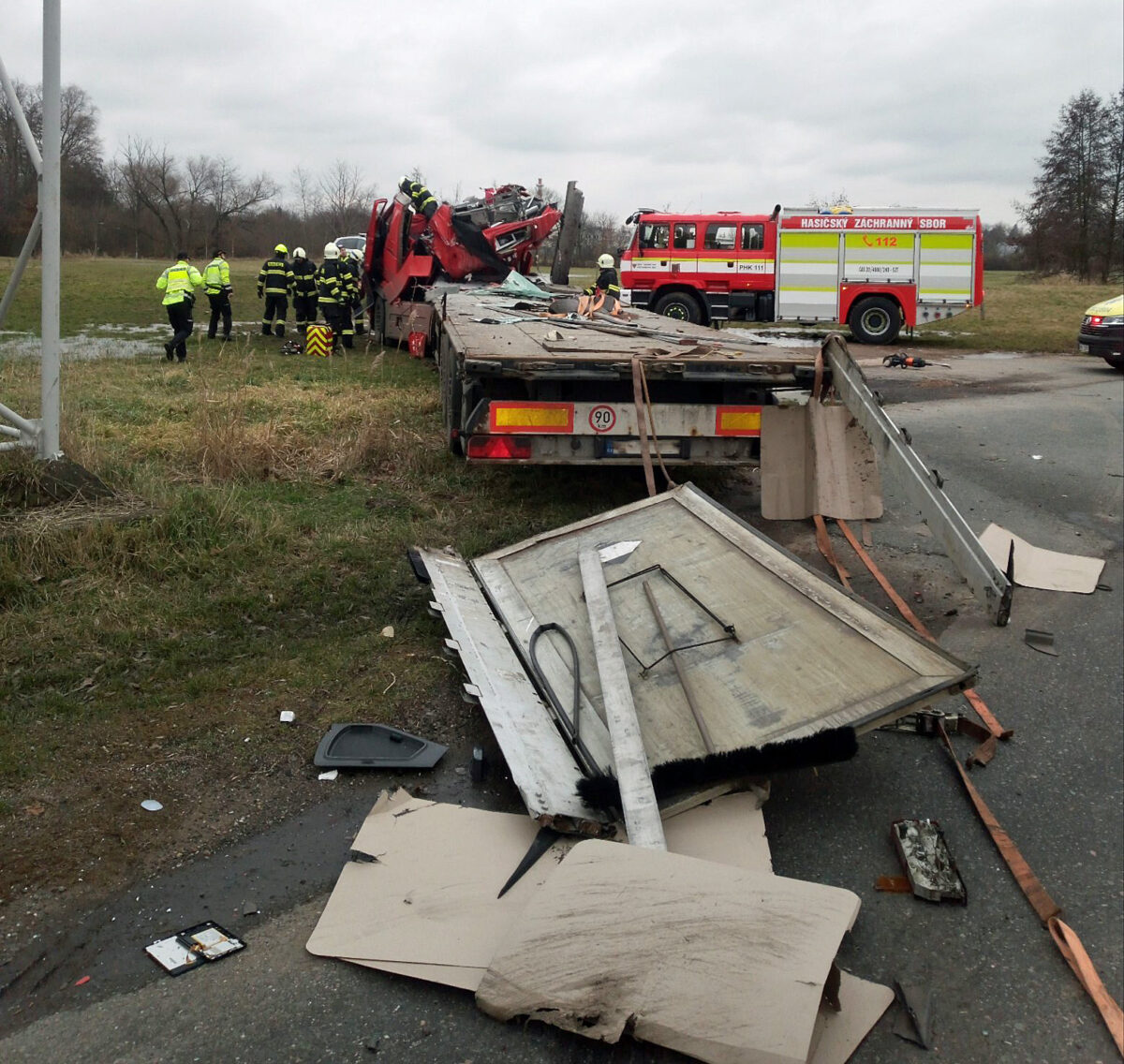 Nehoda kamionu do mostu v Hradci Králově. Foto: HZS