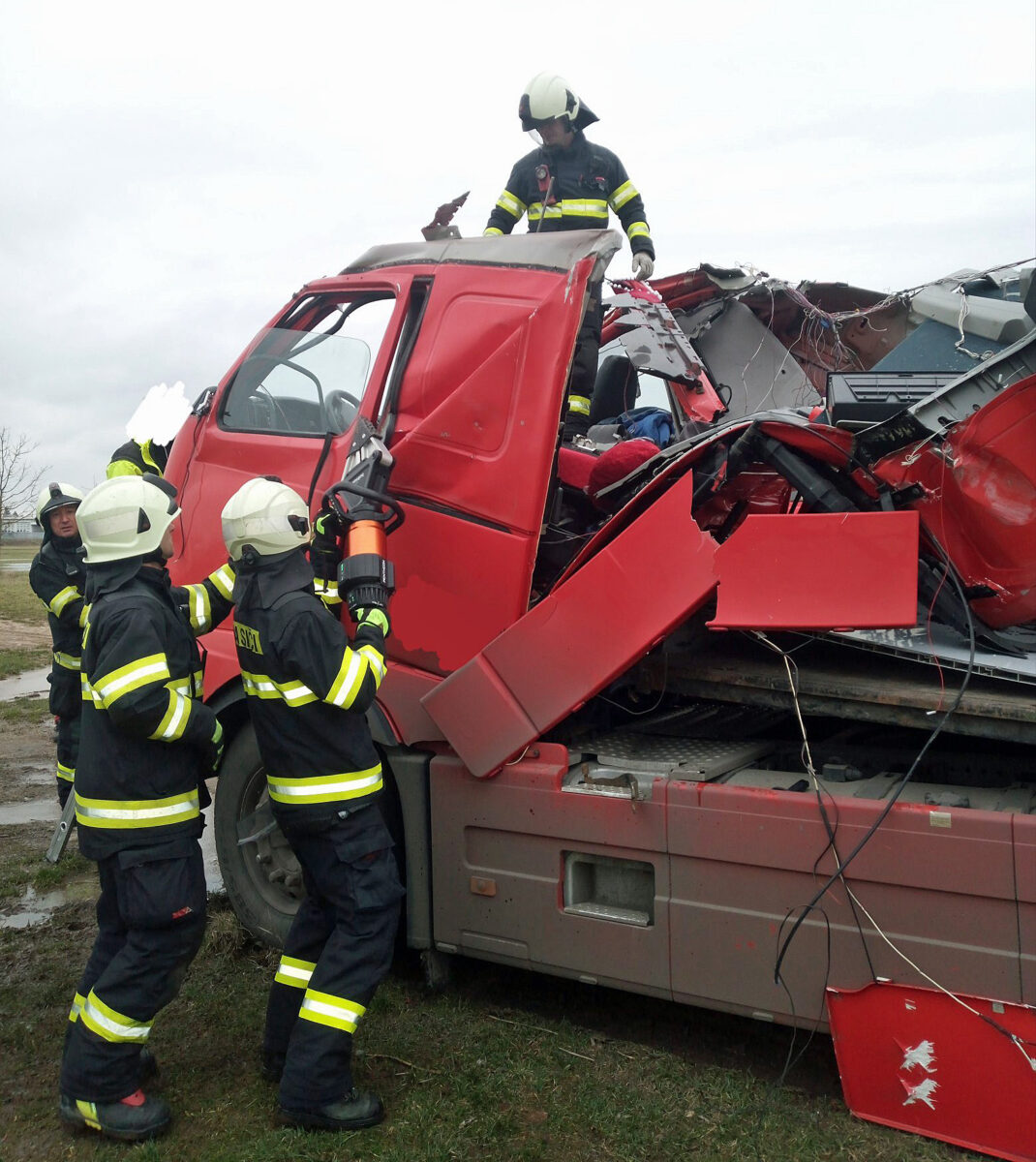 Nehoda kamionu do mostu v Hradci Králově. Foto: HZS