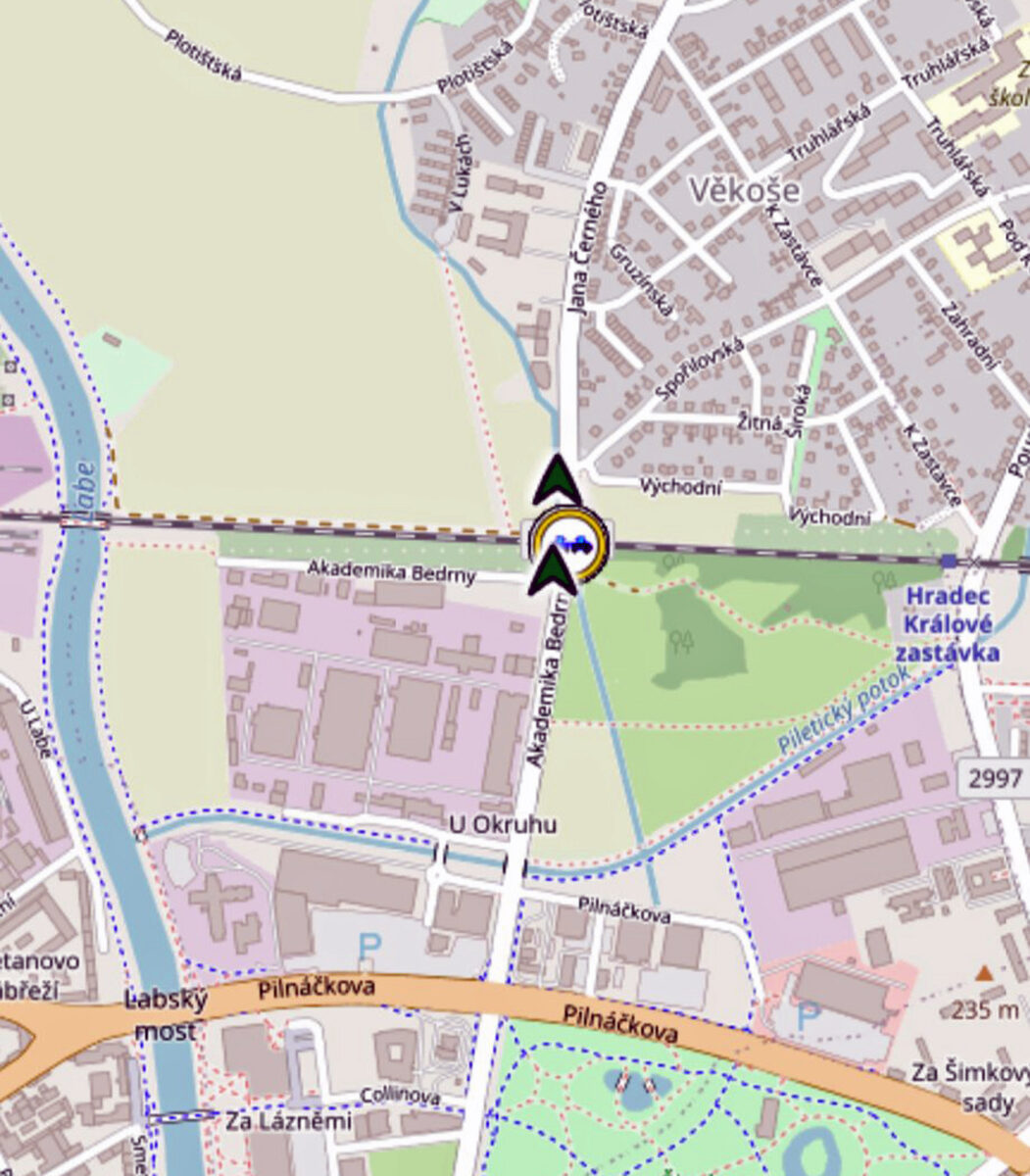 Nehoda kamionu do mostu v Hradci Králově. Foto: HZS