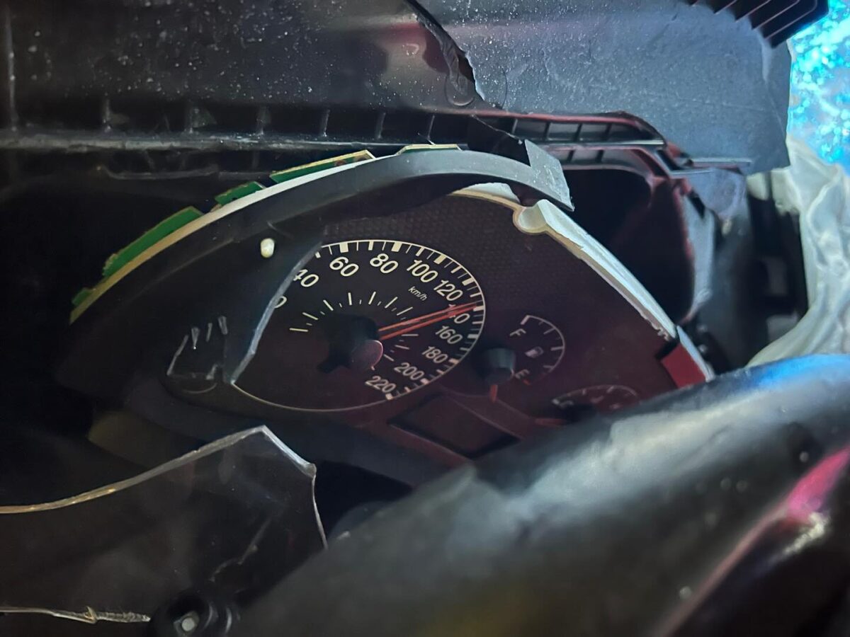 Na tachometru havarovaného auta bylo 140 km/h. Foto: ASČR