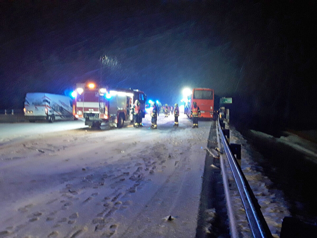 Nehoda dodávky, kamionu a autobusu na D1 u Hranic. Foto: HZS