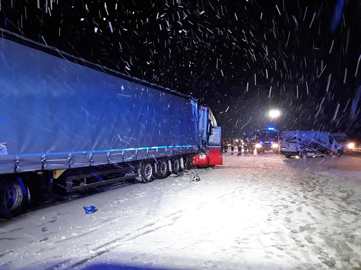 Nehoda dodávky, kamionu a autobusu na D1 u Hranic. Foto: HZS