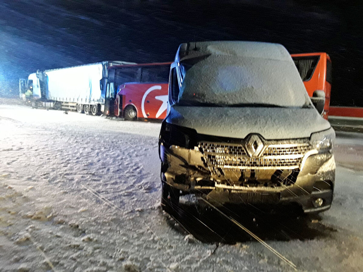 Nehoda dodávky, kamionu a autobusu na D1 u Hranic. Foto: HZS