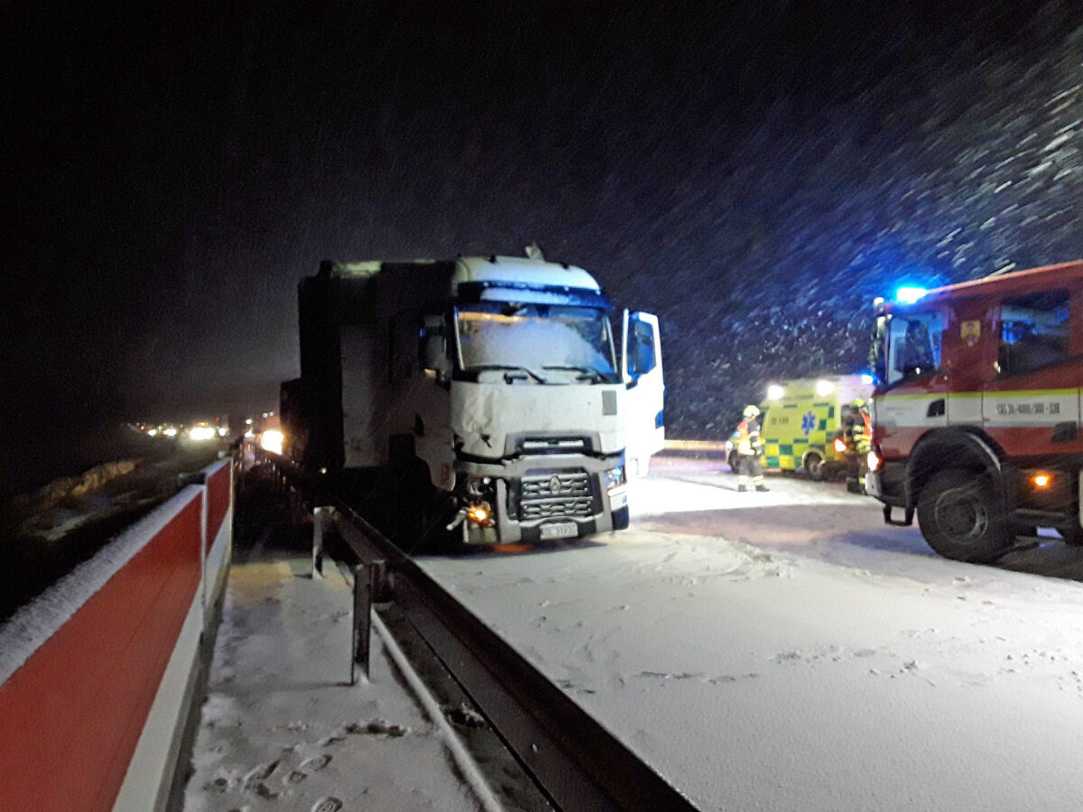 Nehoda dodávky, kamionu a autobusu na D1 u Hranic. Foto: HZS