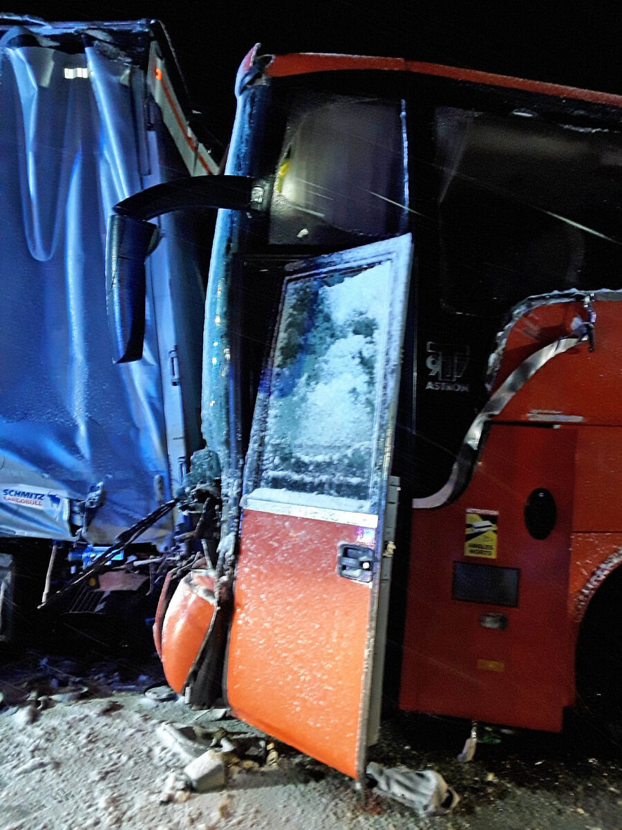 Nehoda dodávky, kamionu a autobusu na D1 u Hranic. Foto: HZS
