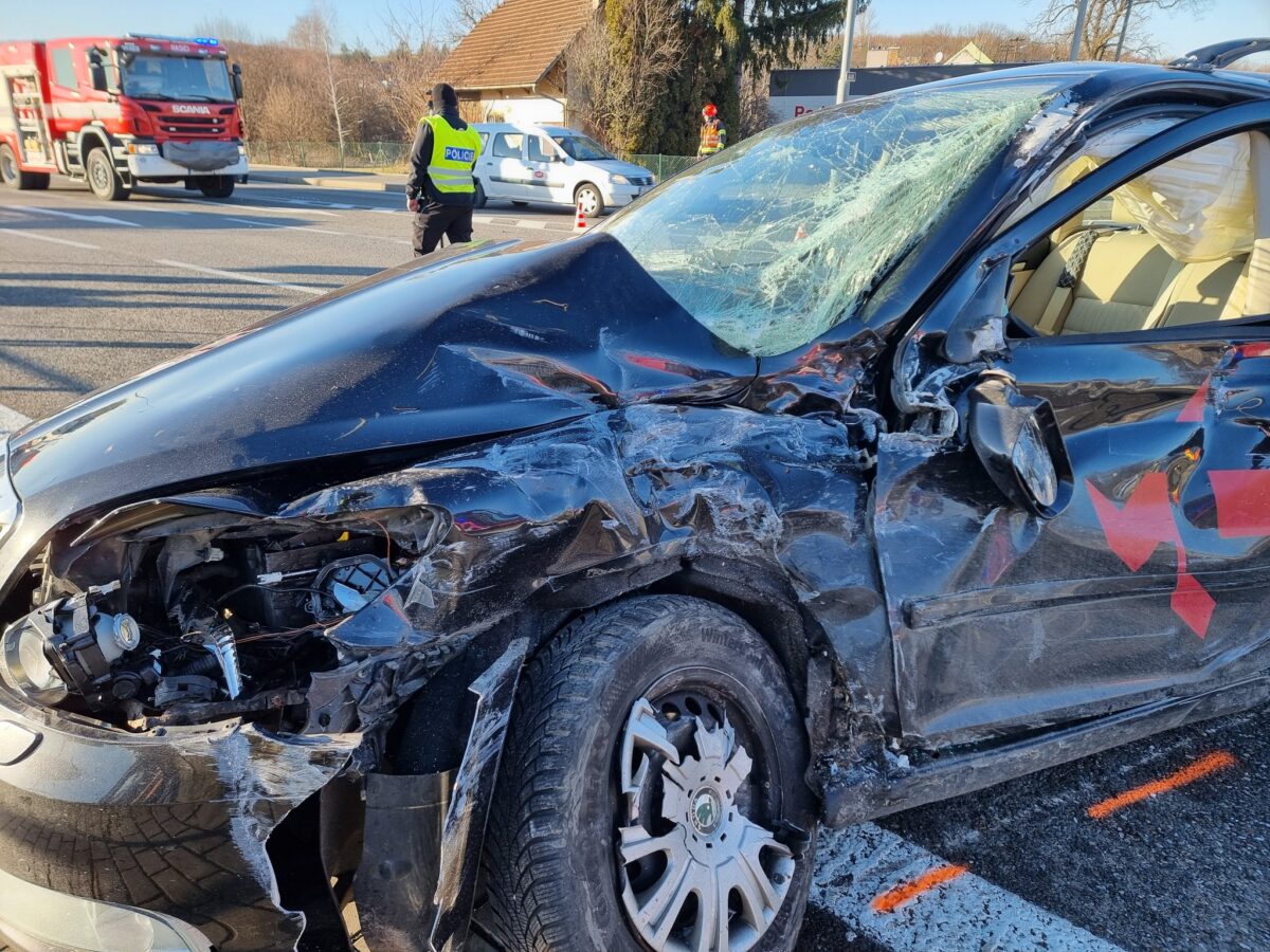 Nehoda autobusu a auta v Nesovicích. Zdroj: PČR