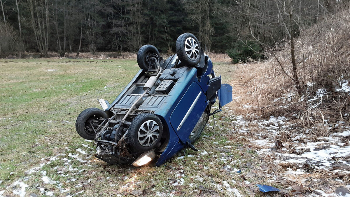 U obce Těchobuz sjelo auto ze silnice a skončilo na střeše. Foto: HZS
