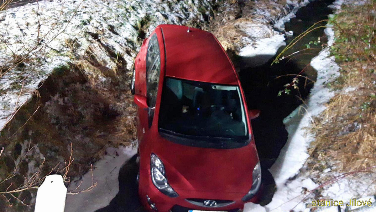 U obce Kabáty ve středních Čechách vyjelo auto na zmrzlé silnici do příkopu. Foto: HZS