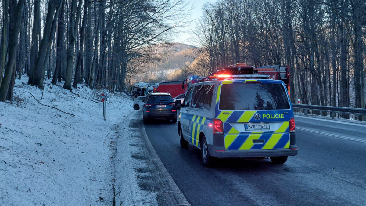 Vážná nehoda na silnici I/50 u Starých Hutí směrem na Slovensko. Foto: PČR