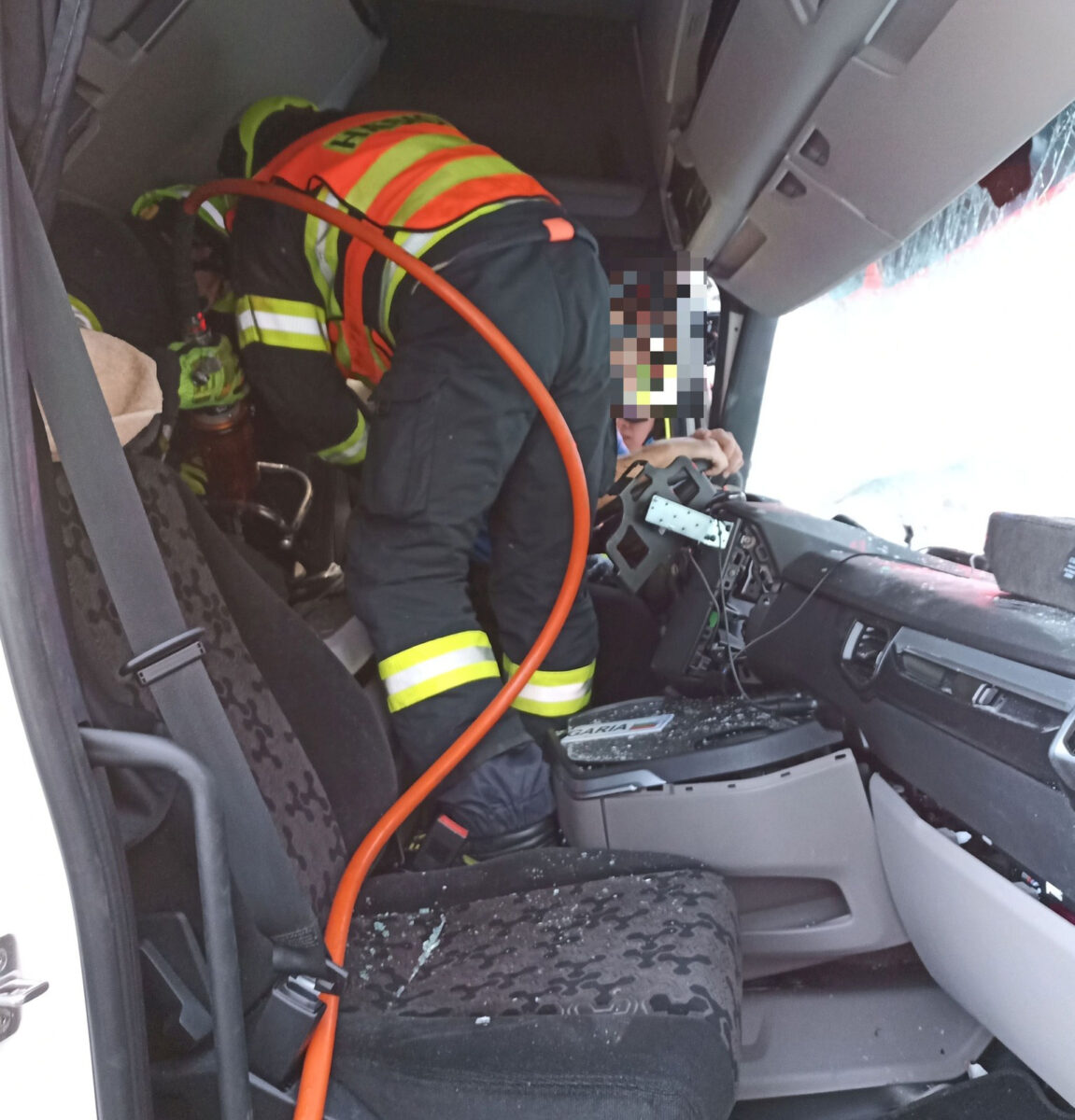 Nehoda dvou kamionů a auta u Starých Hutí směrem na Slovensko. Foto: HZS