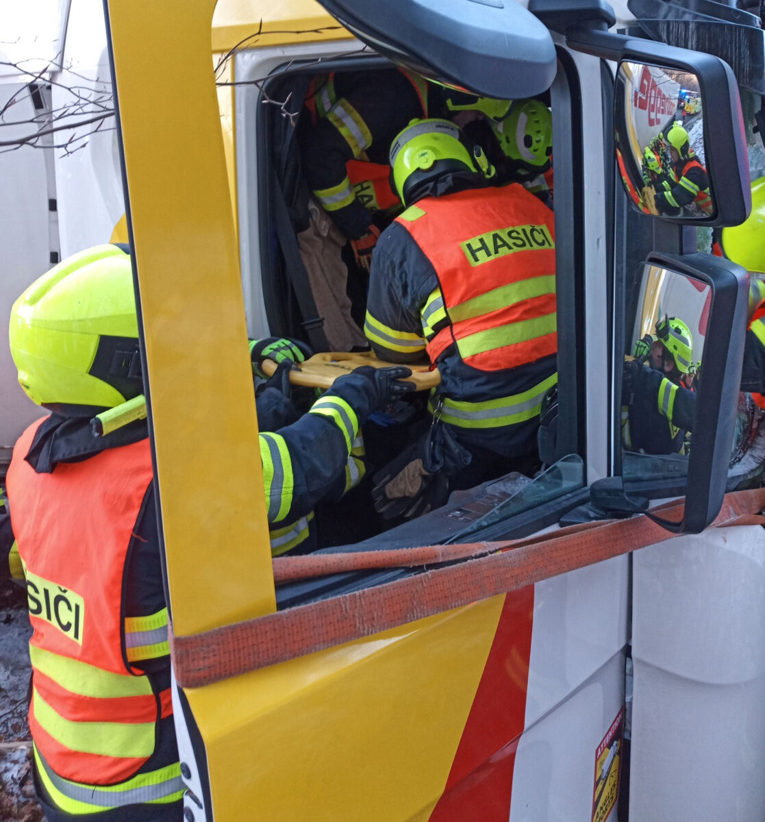 Nehoda dvou kamionů a auta u Starých Hutí směrem na Slovensko. Foto: HZS
