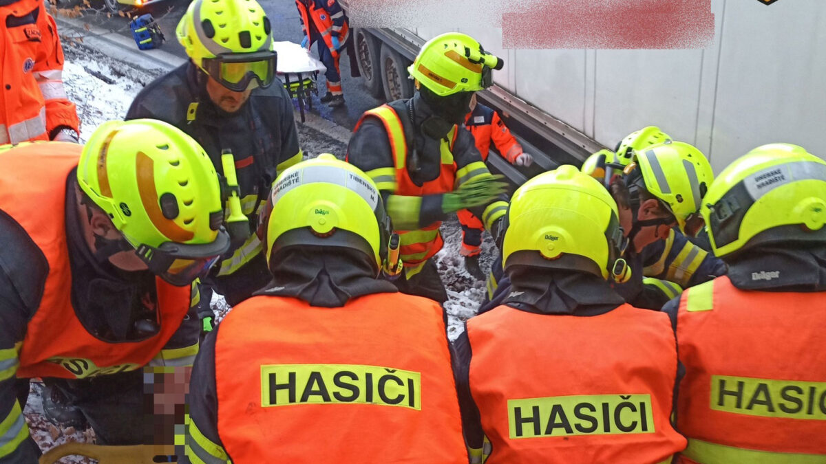 Nehoda dvou kamionů a auta u Starých Hutí směrem na Slovensko. Foto: HZS