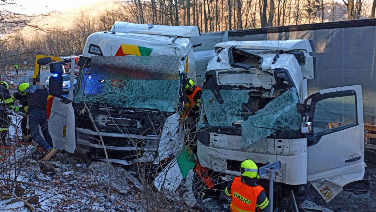 Nehoda dvou kamionů a auta u Starých Hutí směrem na Slovensko. Foto: HZS
