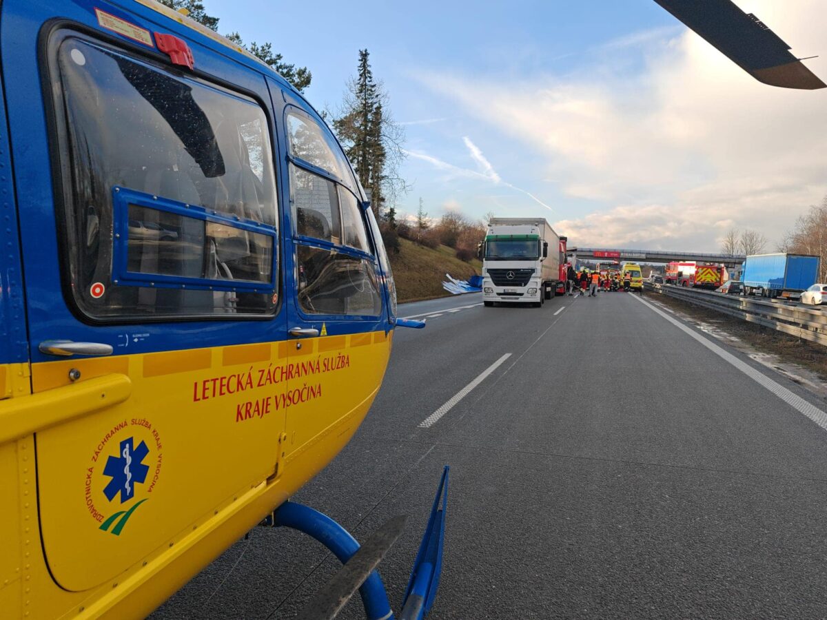 U nehody na D1 přistával vrtulník záchranářů. Foto: ZZS