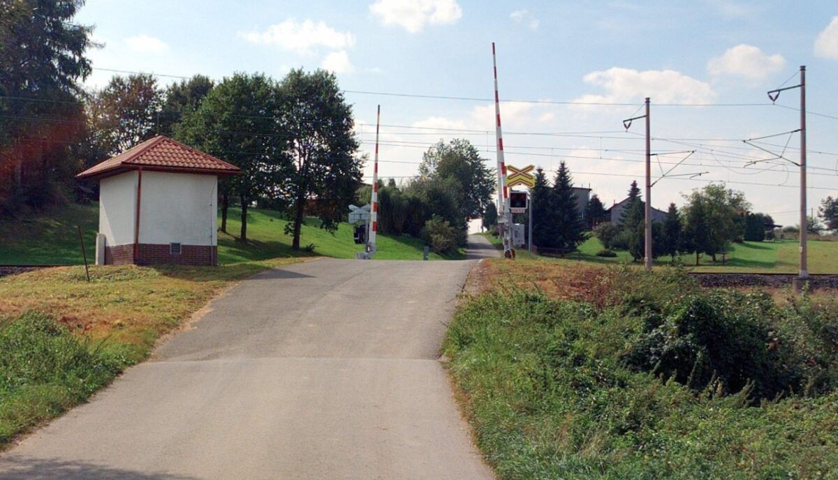Zvlněný železniční přejezd, kde se nehoda stala. 