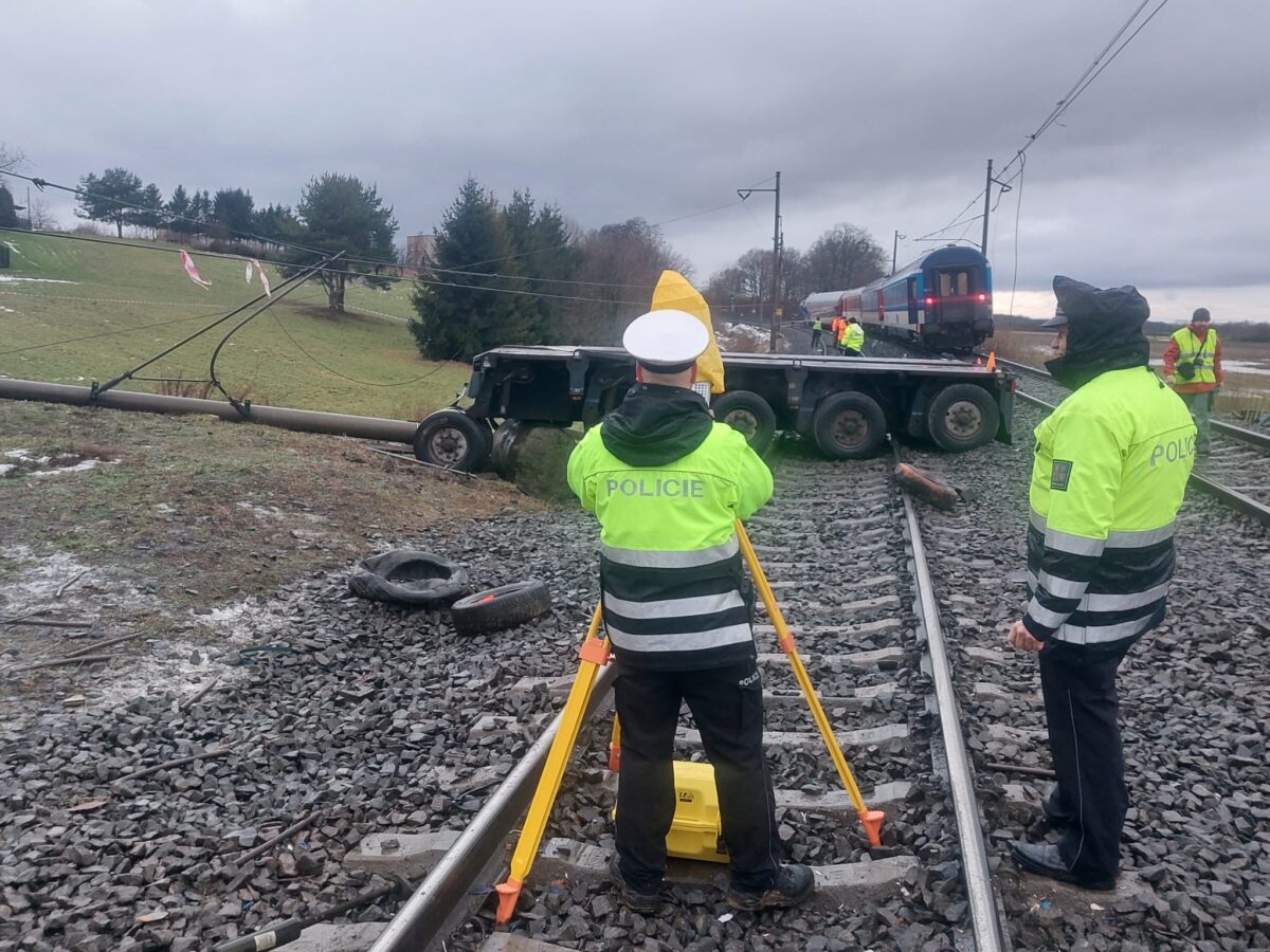 Nehoda vlaku a nákladního auta u Karviné. Foto: PČR