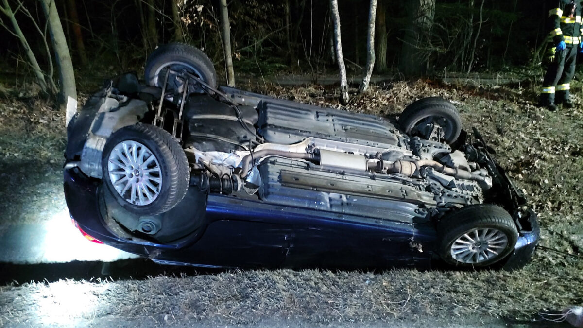 V Gruně na Pardubicku převrátil řidič auto na střechu. Foto: HZS
