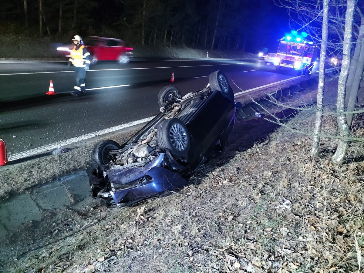 V Gruně na Pardubicku převrátil řidič auto na střechu. Foto: HZS