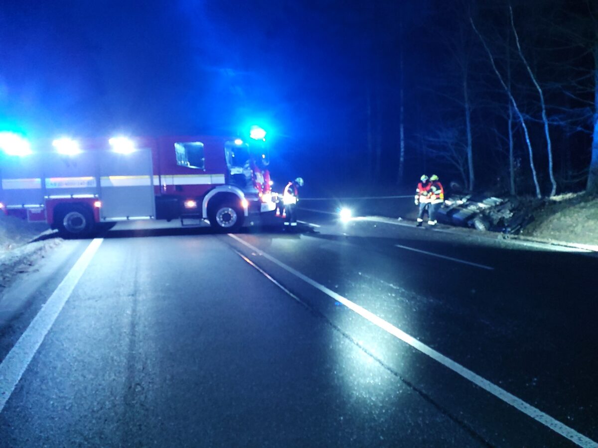 V Gruně na Pardubicku převrátil řidič auto na střechu. Foto: HZS