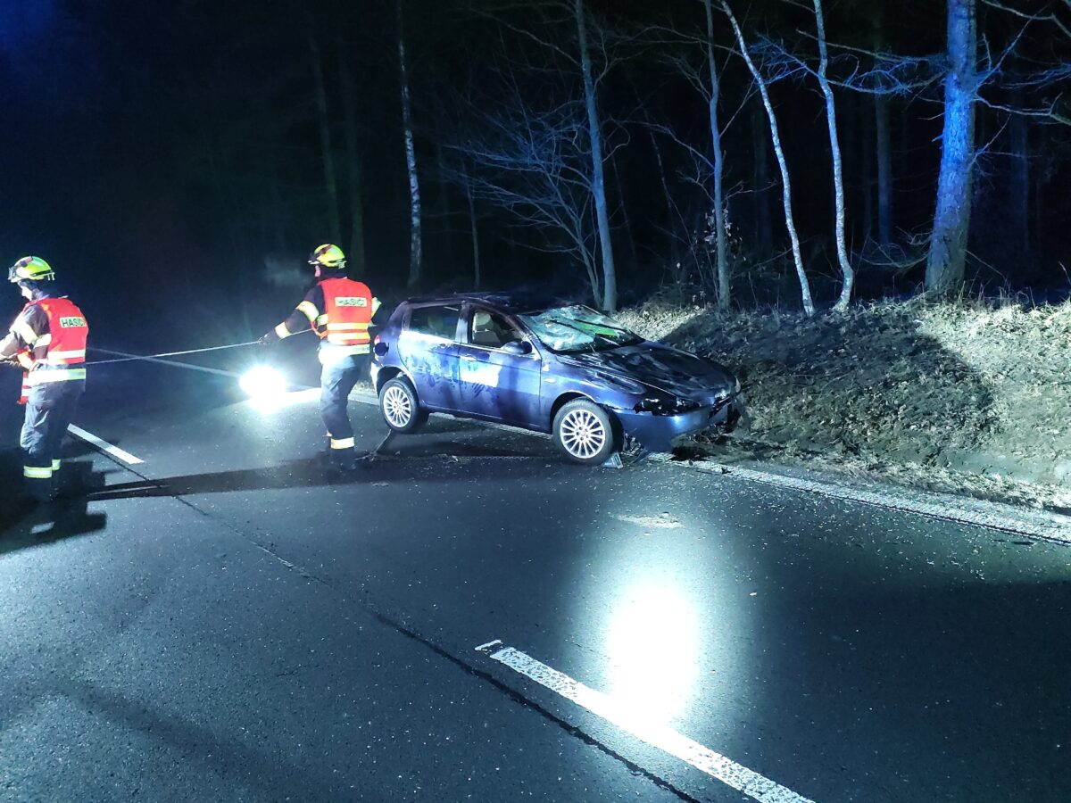 V Gruně na Pardubicku převrátil řidič auto na střechu. Foto: HZS