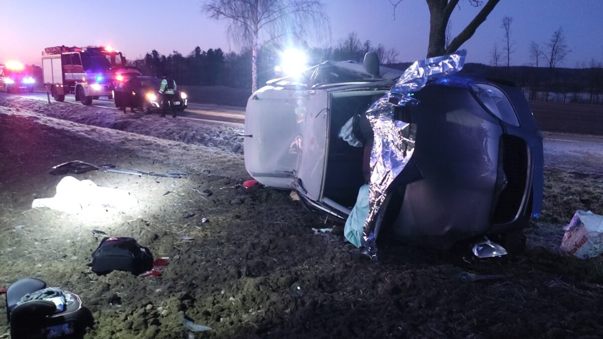 V obci Bošín na Pardubicku skončilo auto na boku. Foto: HZS