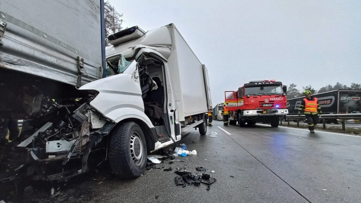 Nehoda dodávky a kamionu na 168. kilometru dálnice D1. Foto: PČR