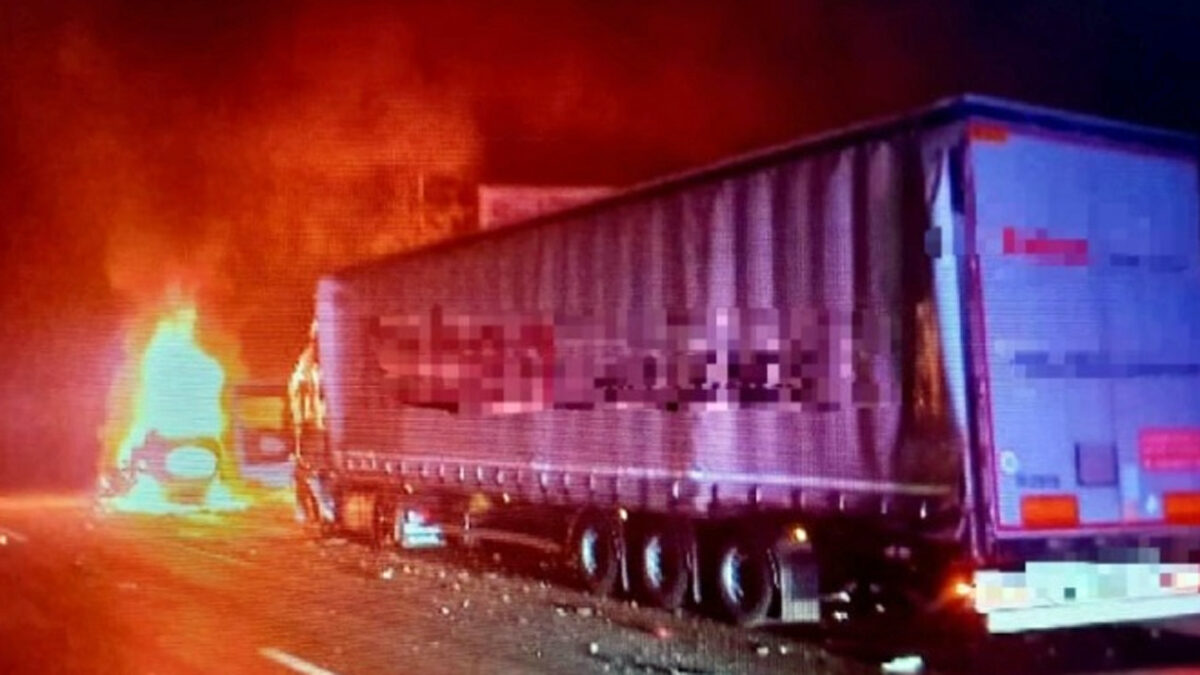 Na D10 se osobní vůz srazil s kamionem a shořel. Foto: PČR