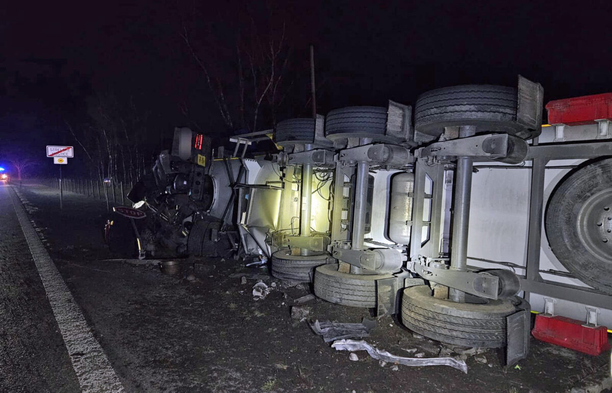 Nehoda cisterny s plynem v obci Střelecké Hoštice. Foto: HZS