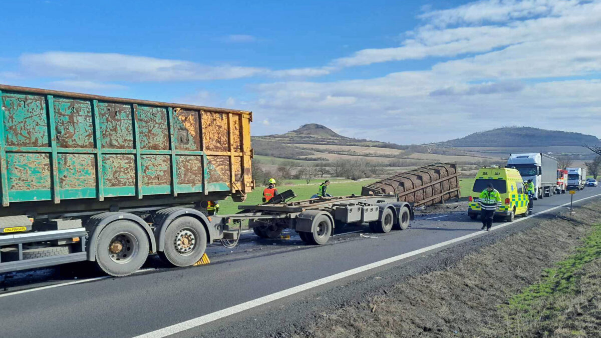 Tragická nehoda auta a kamionu na Lounsku. Foto: HZS