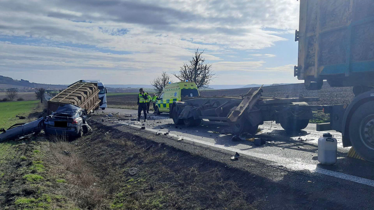 Tragická nehoda auta a kamionu na Lounsku. Foto: HZS