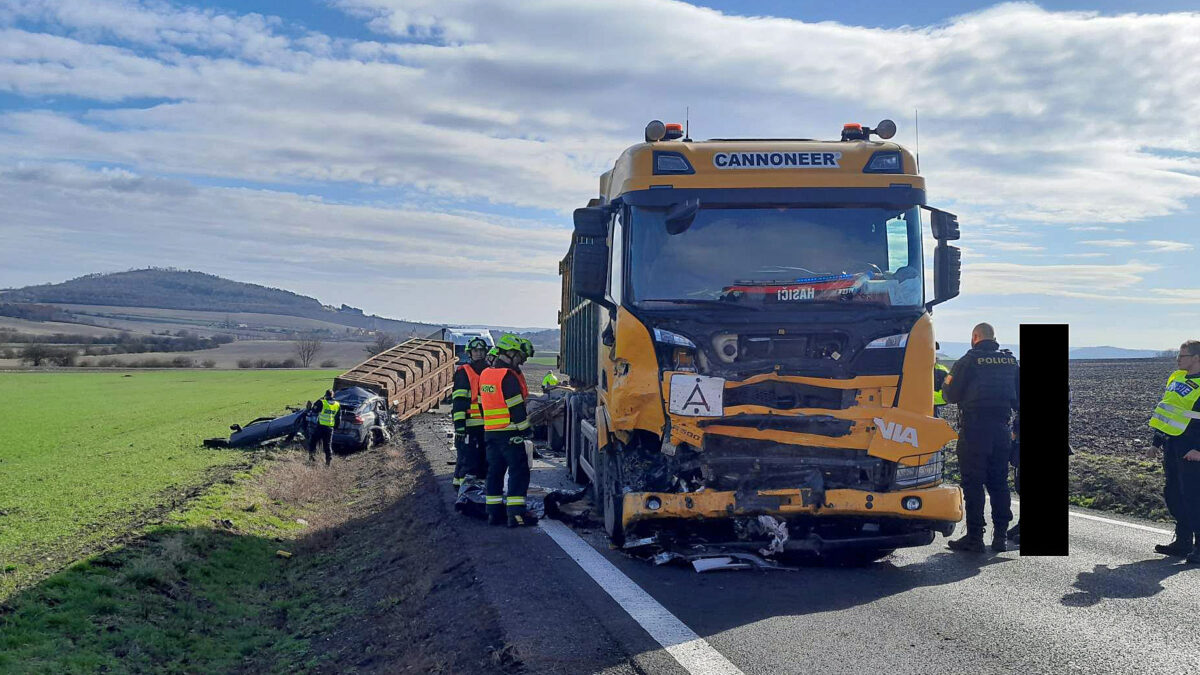 Tragická nehoda auta a kamionu na Lounsku. Foto: HZS