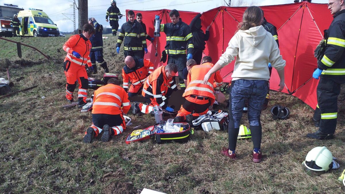 Záchranáři bojovali o život motorkáře u Lichkova. Foto: HZS