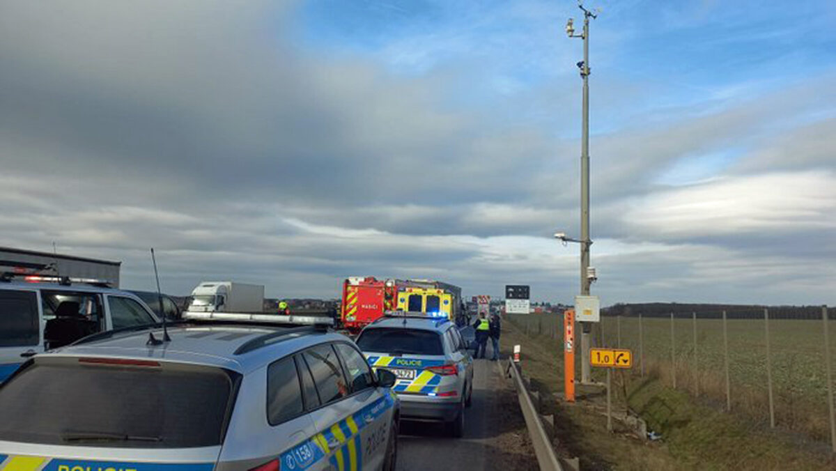 Tragická nehoda dodávky a kamionu na dálnici D8 u Prahy.