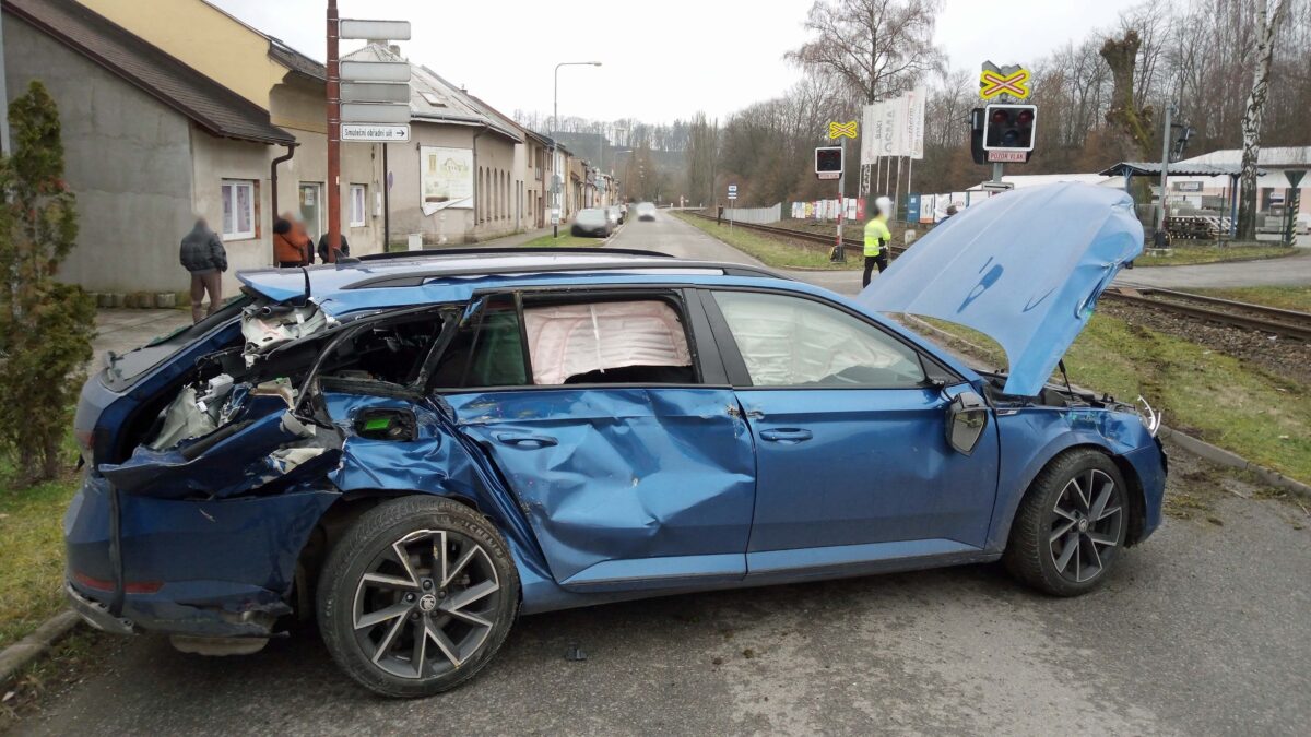 Nehoda auta a vlaku na železničním přejezdu v Rychnově nad Kněžnou. Foto: HZS
