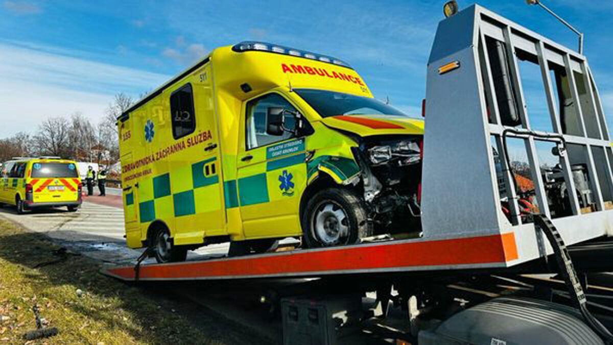 Nehoda sanitky a auta na E55 u Českých Budějovic. Foto: ZZS