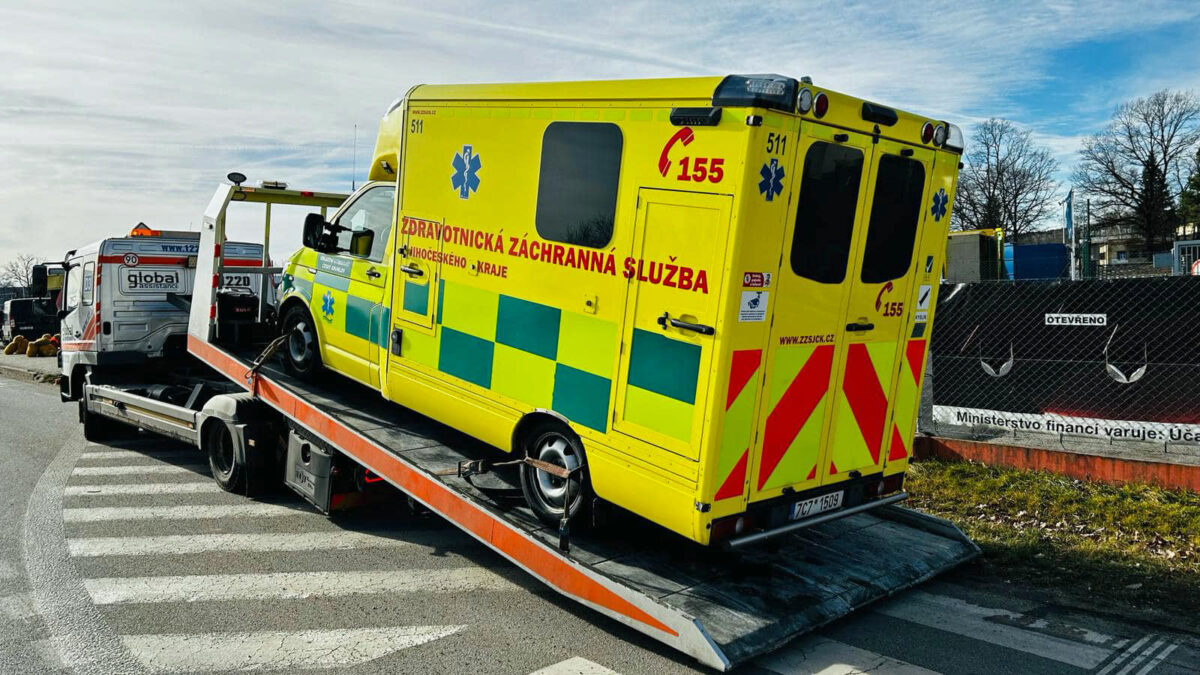 Nehoda sanitky a auta na E55 u Českých Budějovic. Foto: ZZS