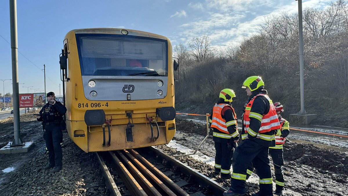 Nehoda vlaku a bagru v Praze. Foto: SŽ