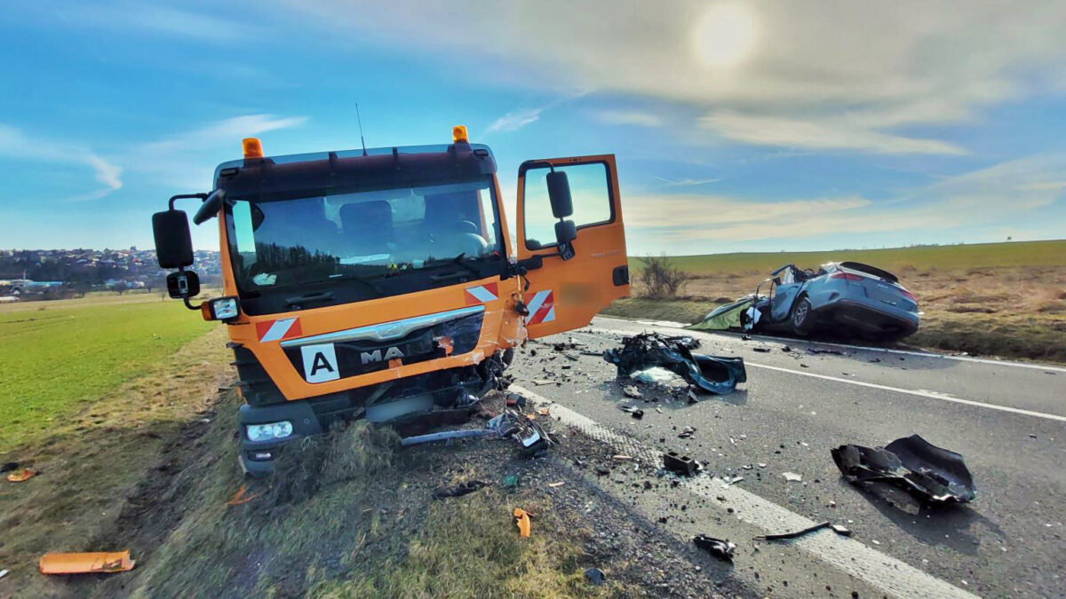 Tragická nehoda osobního a nákladního auta u Horního Benešova. Foto: HZS