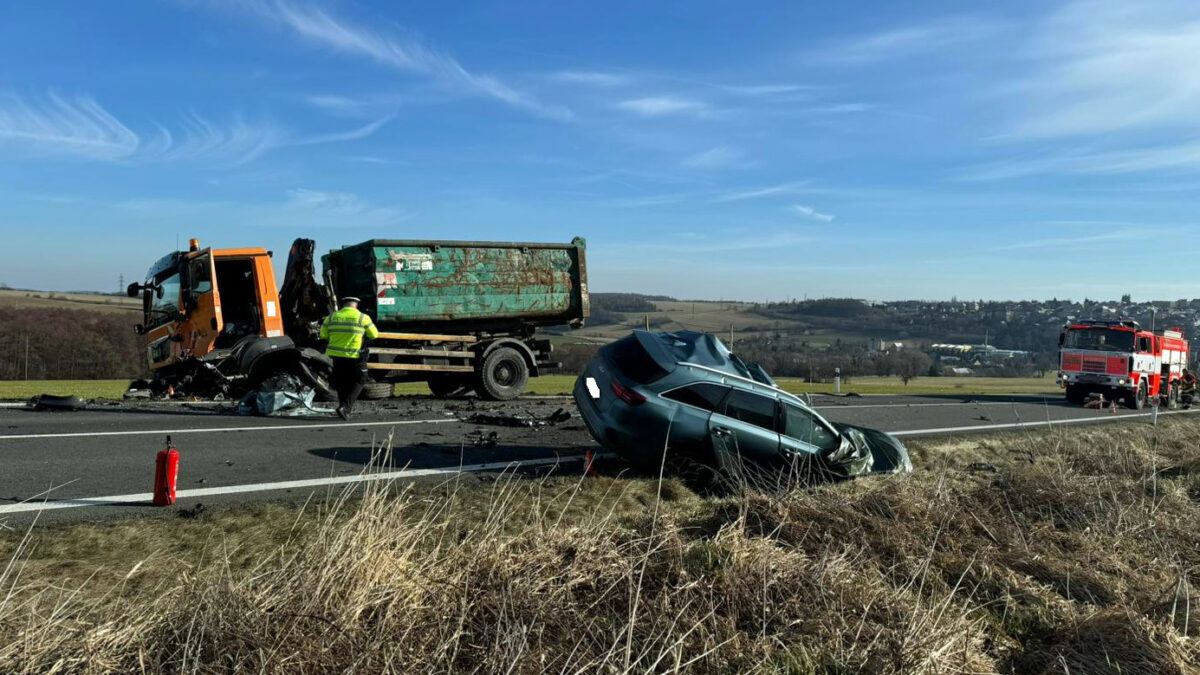 Tragická nehoda osobního a nákladního auta u Horního Benešova. Foto: HZS
