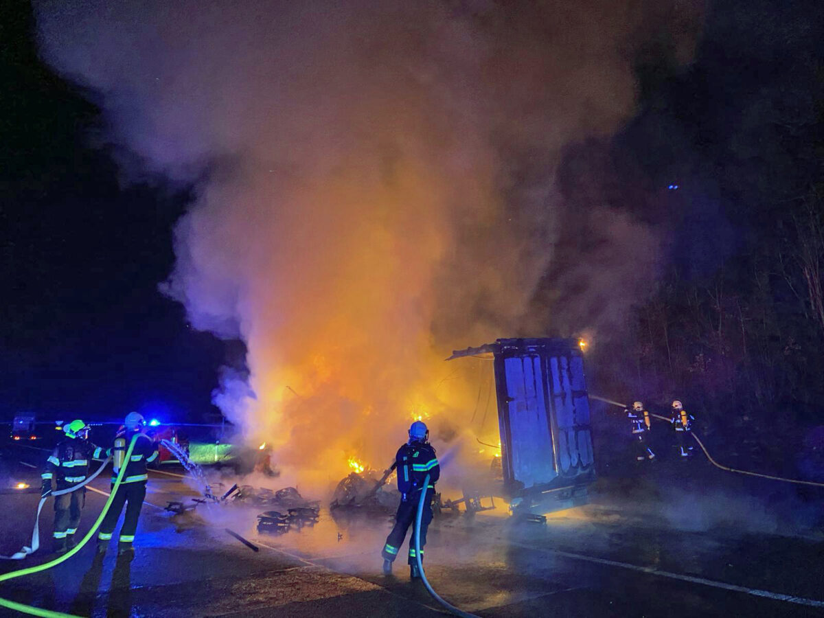 Požár kamionu na 24. kilometru dálnice D1 u Mirošovic. Foto: HZS