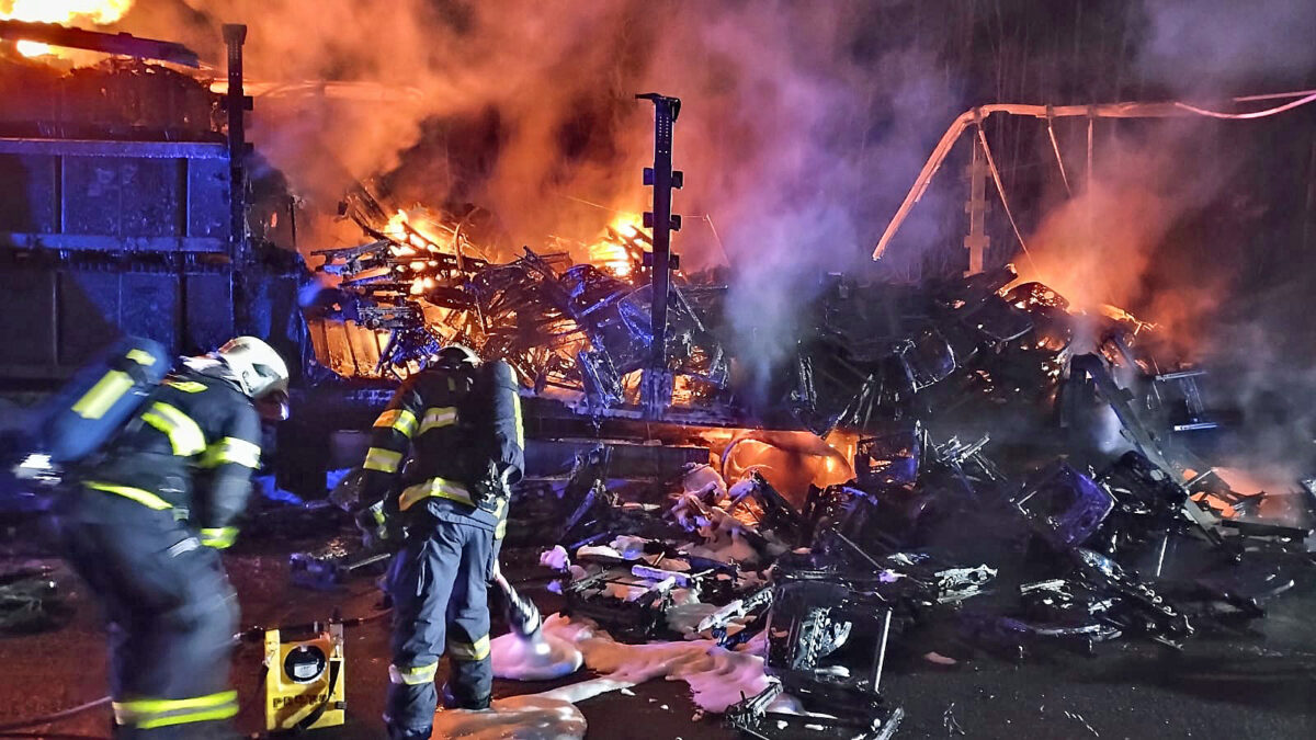 Požár kamionu na 24. kilometru dálnice D1 u Mirošovic. Foto: HZS