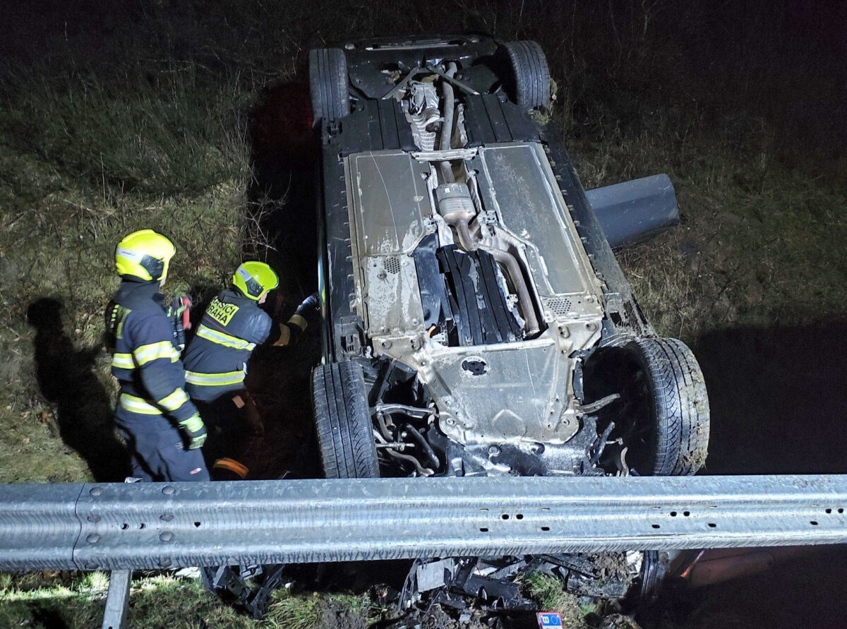 Nehoda BMW v Karlovarské ulici v Praze. Foto: HZS