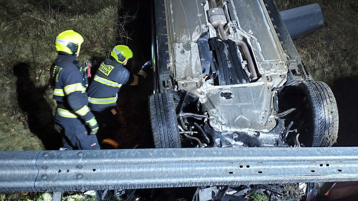 Nehoda BMW v Karlovarské ulici v Praze. Foto: HZS