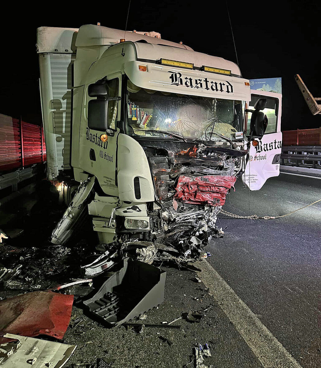 Auto v protisměru na dálnici D10 narazilo do kamionu. Foto: FB 