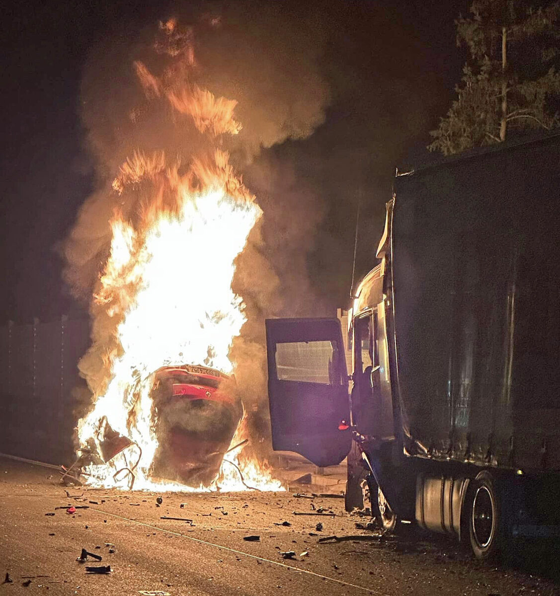 Osobní auto po nárazu do kamionu na D10 začalo hořet. Foto: FB