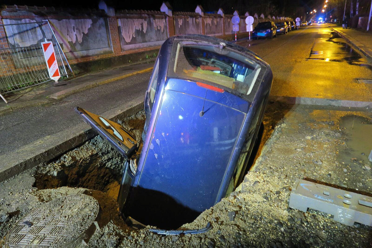 Nehoda v Liberci: senior vjel do výkopu. Foto: PČR