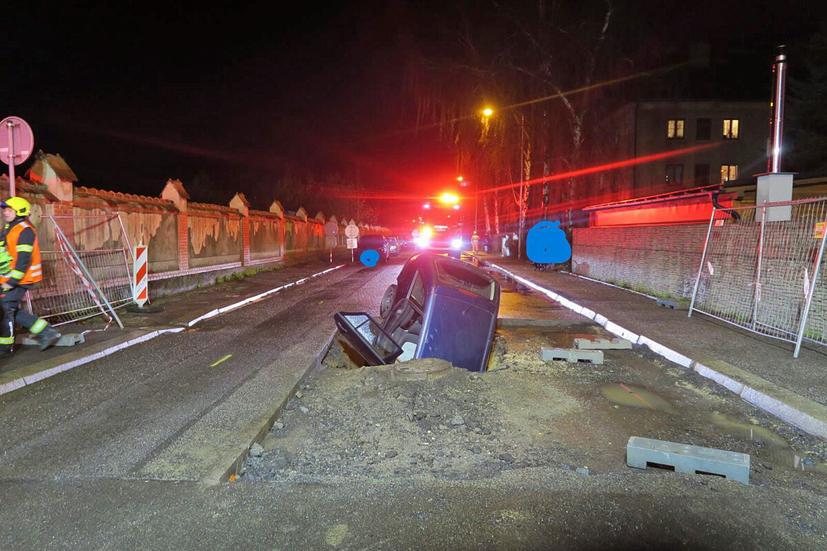 Nehoda v Liberci: senior vjel do výkopu. Foto: PČR